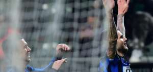 El delantero del Inter de Mil&aacute;n, Mauro Icardi (d) celebra el gol en el estadio " San Siro ", en Mil&aacute;n, Italia