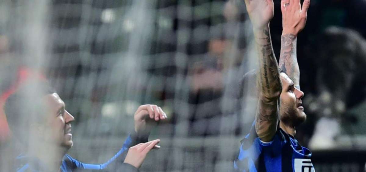 El delantero del Inter de Mil&aacute;n, Mauro Icardi (d) celebra el gol en el estadio " San Siro ", en Mil&aacute;n, Italia