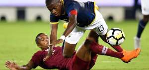 &Eacute;nner Valencia (der.), de la Selecci&oacute;n Ecuatoriana de F&uacute;tbol, cae ante la marca del jugador catar&iacute; Pedro Miguel Correia, este viernes 12 de octubre en Doha.