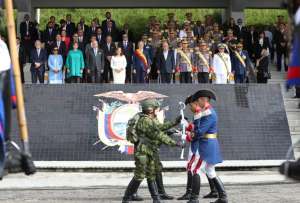 Cabalgata libertaria entregó réplica del sable de Sucre al Presidente Lasso