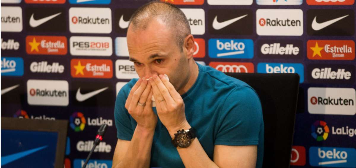 Andr&eacute;s Iniesta llor&oacute; en varias ocasiones durante la rueda de prensa de despedida. 