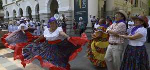 En la plaza de la Integraci&oacute;n los adultos mayores bailaron para recordar la importancia de rechazar el maltrato y el abuso. 