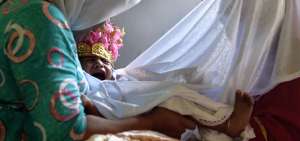 La circuncisora Jadijah Ibrahim practica la ablaci&oacute;n a la ni&ntilde;a Salsa Djafar en la regi&oacute;n de Gorontalo, en Indonesia.