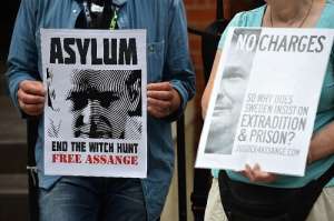 Simpatizantes de Assange se congregaron ante la embajada de Ecuador en Londres con pancartas en las que ped&iacute;an la liberaci&oacute;n del fundador de WikiLeaks. Foto: AFP