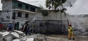 Efectivos del Cuerpo de Bomberos combatiendo el conato de incendio.