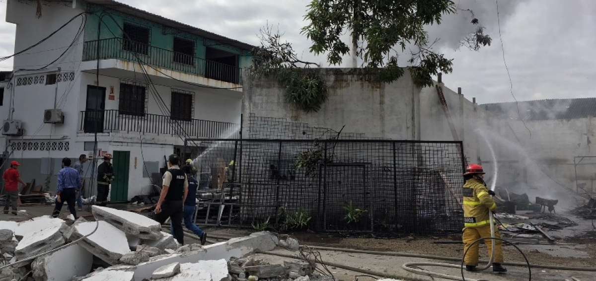 Efectivos del Cuerpo de Bomberos combatiendo el conato de incendio.