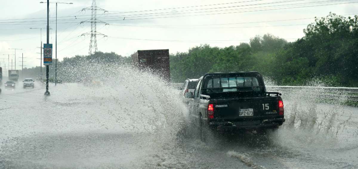 Sectores del norte anegados por lluvias en Guayaquil