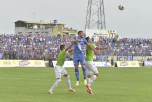 El delantero Emanuel Herrera (c.) anot&oacute; los goles de Emelec ante el Manta. Foto: William Orellana / El Tel&eacute;grafo.