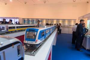 Al menos 25 empresas chinas exhiben sus proyectos en Unasur (Quito), como el tren de alta velocidad.   DANIEL MOLINEROS / el tel&eacute;grafo