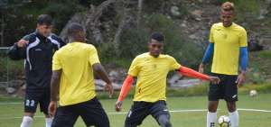 El extremo Juan Diego Rojas (c) durante un entrenamiento de Deportivo Cuenca en el complejo de Patamarca, antes del encuentro de esta noche. 