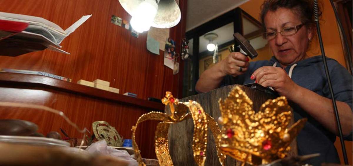 Martha Elena Jara elabora sus piezas principalmente en plata y bronce. Se especializa en art&iacute;culos religiosos.