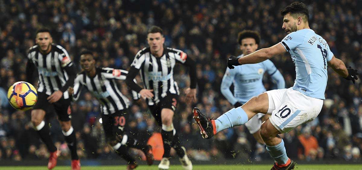 Ag&uuml;ero mantiene a distancia al United