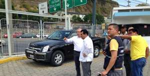 El director de EL TEL&Eacute;GRAFO, Orlando P&eacute;rez (i), acompa&ntilde;o al fiscal Ponce (c) durante su recorrido. Foto: H&eacute;ctor Marcillo/El Tel&eacute;grafo 