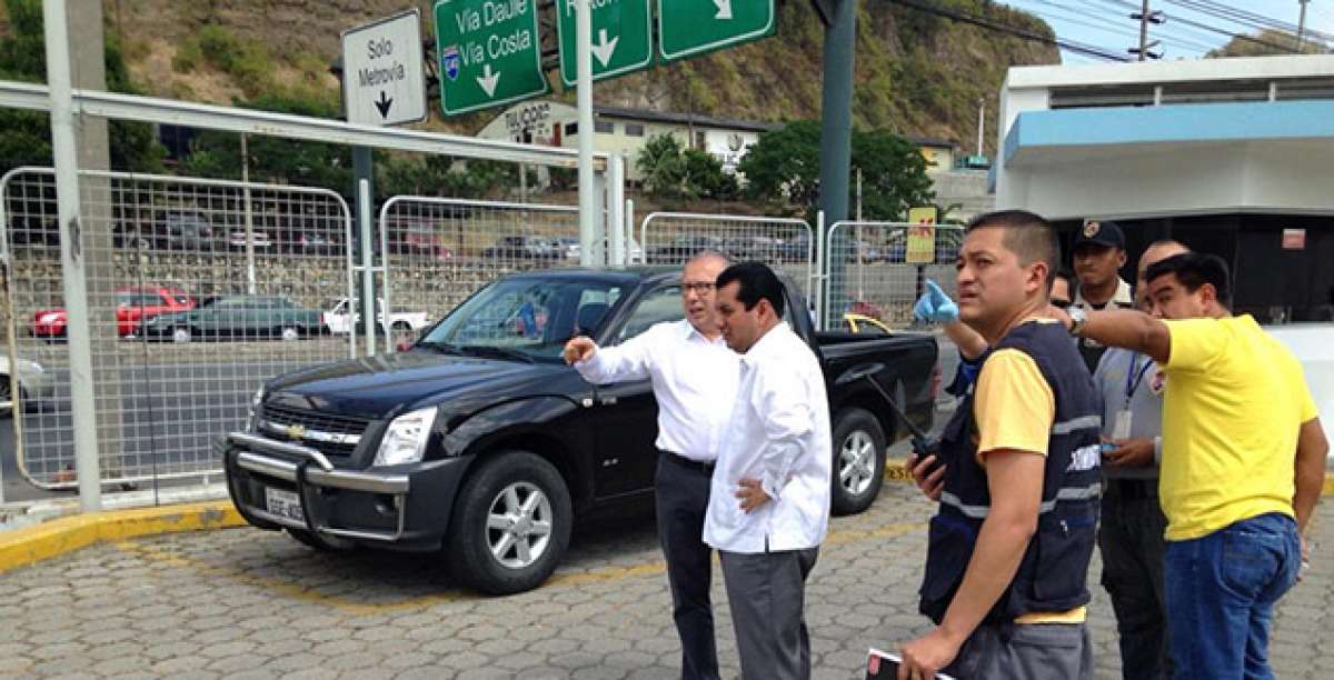 El director de EL TEL&Eacute;GRAFO, Orlando P&eacute;rez (i), acompa&ntilde;o al fiscal Ponce (c) durante su recorrido. Foto: H&eacute;ctor Marcillo/El Tel&eacute;grafo 