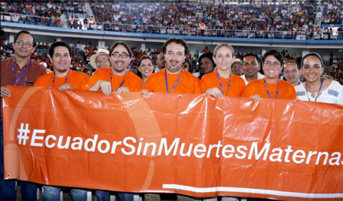 Funcionarios como Gabriela Rivadeneira (d), presidenta de la Asmblea Nacional; y Carina Vance, ministra de Salud, acudieron al evento. Foto: Cortes&iacute;a