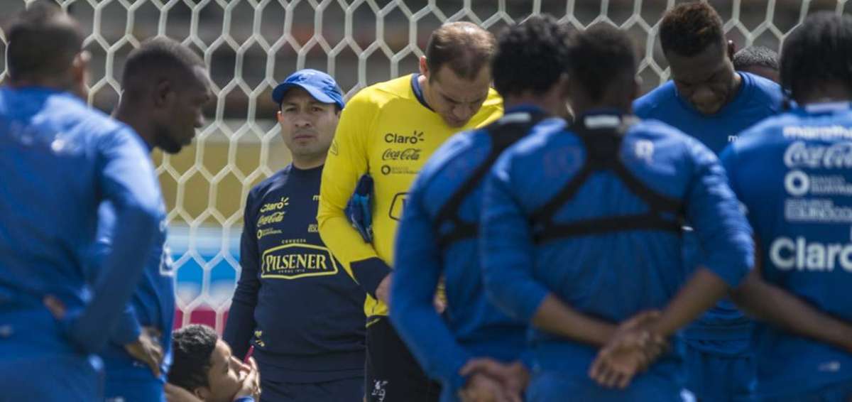 Azcona (amarillo) escuchando la charla t&eacute;cnica junto a sus compa&ntilde;eros de selecci&oacute;n. 