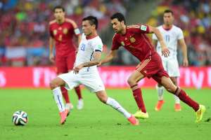 Charles Ar&aacute;nguiz (i.) fue el autor de un gol y el coautor de otro en el partido que Chile gan&oacute; 2-0 a Espa&ntilde;a. Foto: AFP