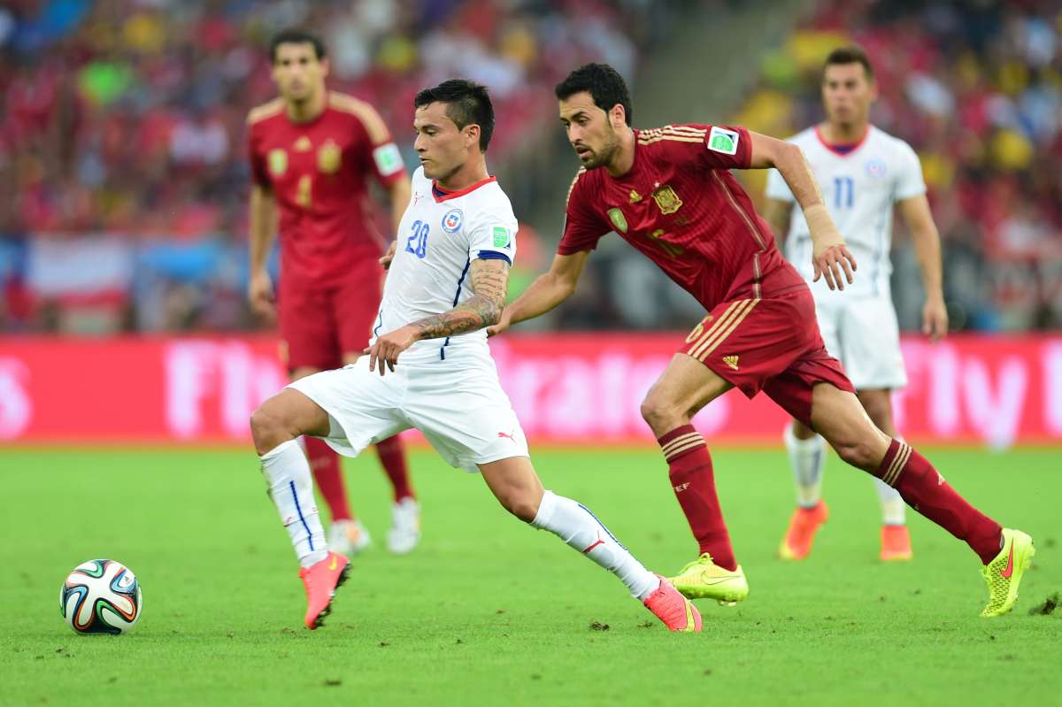 Charles Ar&aacute;nguiz (i.) fue el autor de un gol y el coautor de otro en el partido que Chile gan&oacute; 2-0 a Espa&ntilde;a. Foto: AFP
