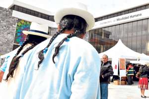 En los exteriores del edificio del Viceministerio se desarroll&oacute; una feria ciudadana sobre los distintos servicios que prestan algunas instituciones p&uacute;blicas. Foto: Jos&eacute; Luis Llivisaca / El Tel&eacute;grafo