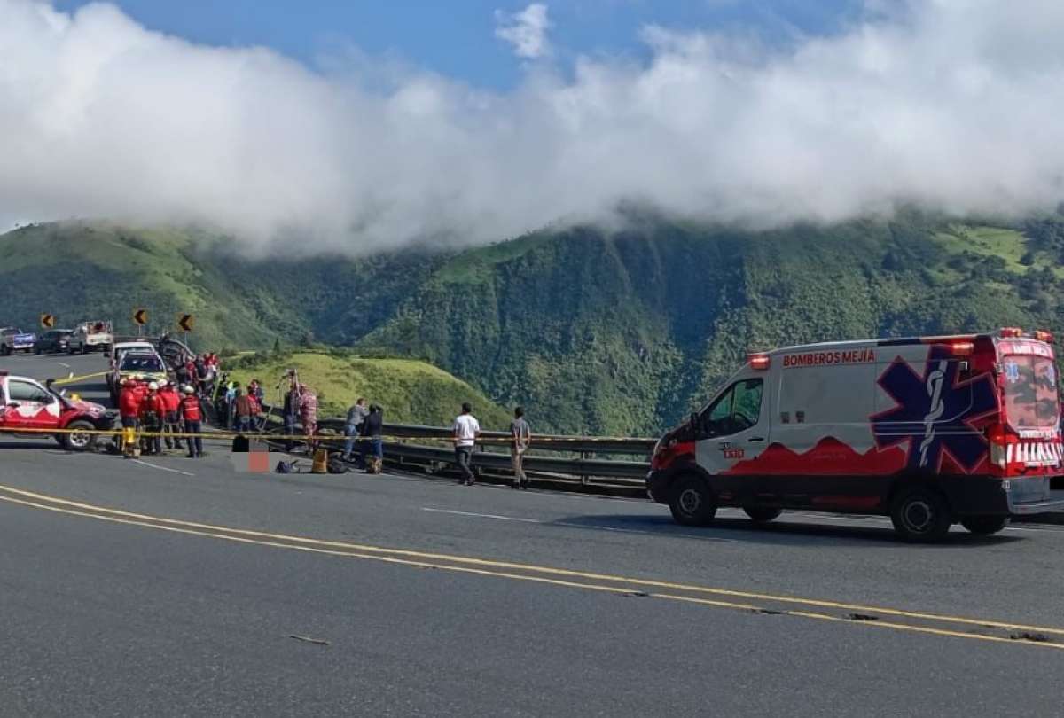 Un vehículo cayó a un barranco en la vía Alóag–Santo Domingo