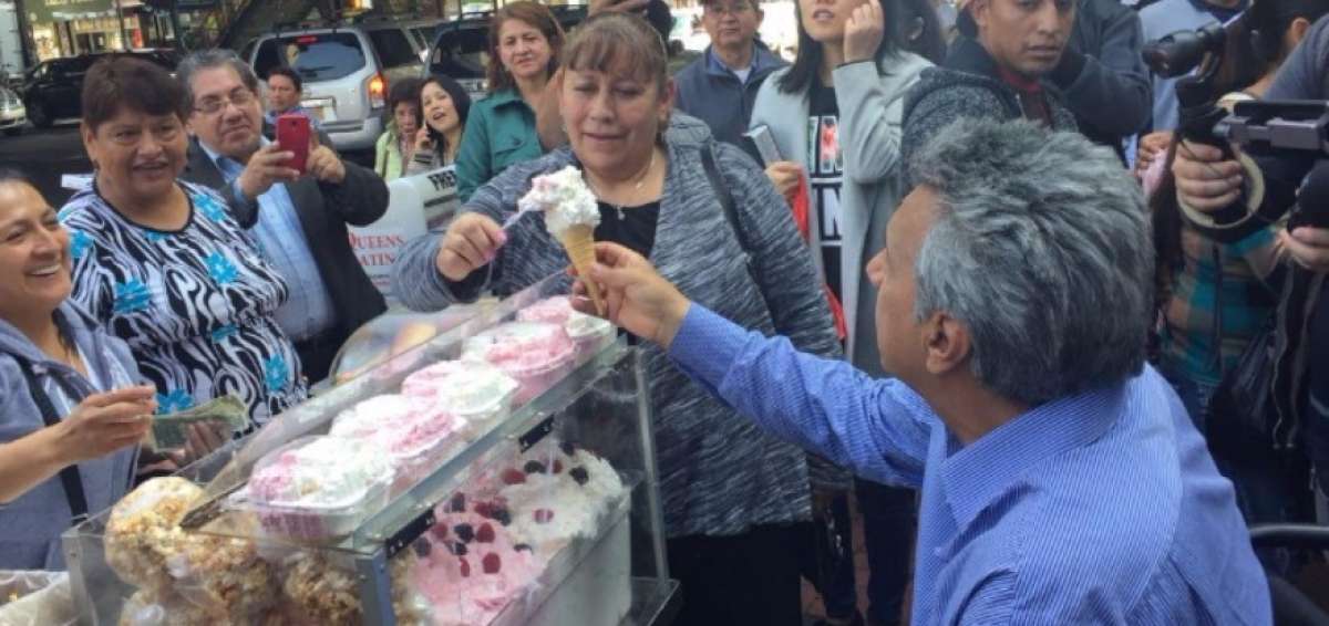 Durante su recorrido, varios ecuatorianos saludaron con el exvicepresidente. 