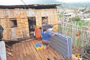 Karen Banch&oacute;n, de la manzana G3, improvis&oacute; una nueva casa tras perder su vivienda durante las precipitaciones a inicios del mes. Foto: William Orellana