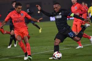 Marquinhos (i.) marca al volante Obi durante el partido que gan&oacute; el PSG 1 a 0 al Inter de Mil&aacute;n. Foto: AFP
