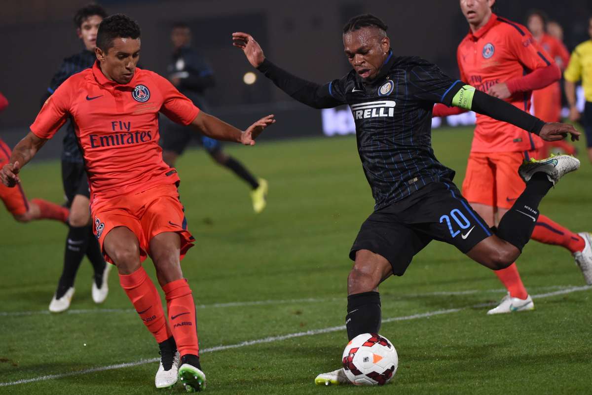 Marquinhos (i.) marca al volante Obi durante el partido que gan&oacute; el PSG 1 a 0 al Inter de Mil&aacute;n. Foto: AFP