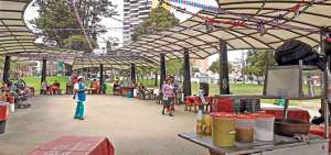 Los puestos de comida en El Ejido no son montados solo para Fiestas. Se mantienen durante todo el a&ntilde;o. La gente que acude al parque puede acceder a su plato favorito desde el mediod&iacute;a los 365 d&iacute;as. Foto: John Guevara