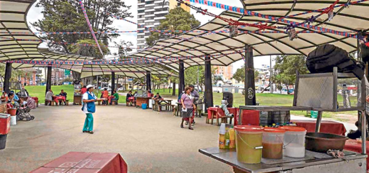 Los puestos de comida en El Ejido no son montados solo para Fiestas. Se mantienen durante todo el a&ntilde;o. La gente que acude al parque puede acceder a su plato favorito desde el mediod&iacute;a los 365 d&iacute;as. Foto: John Guevara