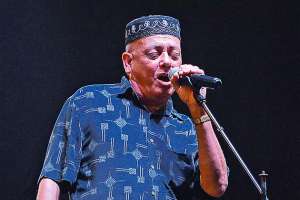 El legendario cantante de la orquesta puertorrique&ntilde;a de salsa y son La Sonora Ponce&ntilde;a, Edwin Rosas, recibi&oacute; la ovaci&oacute;n del p&uacute;blico guayaquile&ntilde;o. Foto: Karly Torres/El Tel&eacute;grafo