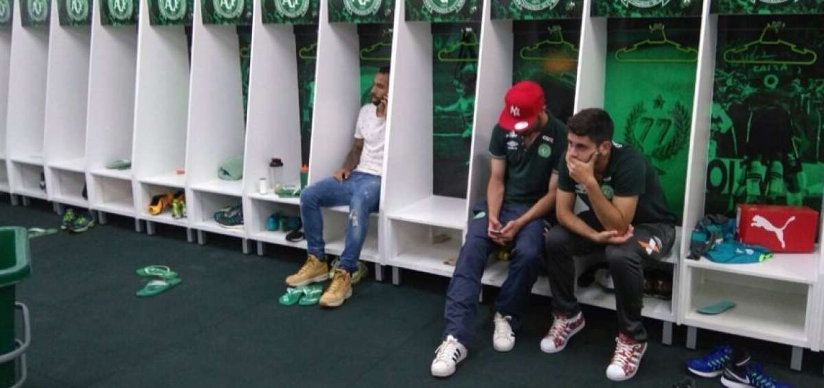 Los jugadores del Chapecoense que no viajaron a Colombia lloran la muerte de sus compa&ntilde;eros en los vestuarios del club en Brasil.