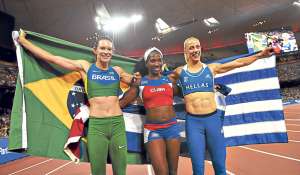 La brasile&ntilde;a Fabiana Murer (d), la cubana Yarisley Silva (c) y la griega Nicoleta Kyriakopoulou posan ante las c&aacute;maras antes de la premiaci&oacute;n. Foto: AFP