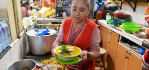 Angelita Rojas muestra un plato de fanesca que vend&iacute;a en el mercado 10 de Agosto.