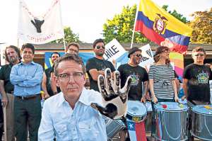 Ecuatorianos y activistas canadienses se unieron ayer a la campa&ntilde;a &lsquo;La mano sucia de Chevron&rsquo;. Foto: Cortes&iacute;a Canciller&iacute;a 