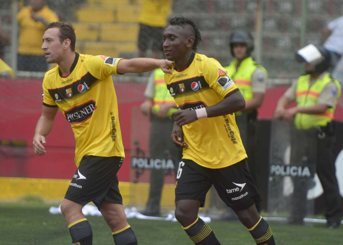 &Eacute;rick Castillo (der.) durante la celebraci&oacute;n de su gol, el domingo pasado en el estadio Monumental. El uruguayo Brahian Alem&aacute;n lo acompa&ntilde;a en el festejo. Foto: William Orellana / El Tel&eacute;grafo