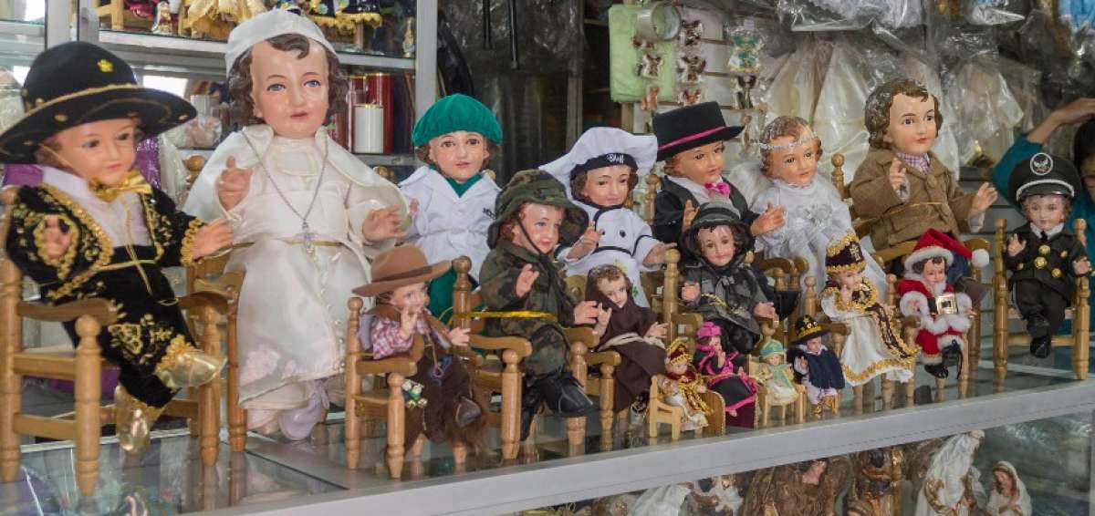 En varios locales de Quito se encuentran modelos de trajes para las im&aacute;genes del Ni&ntilde;o Jes&uacute;s.
