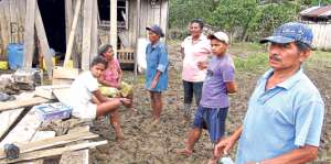 Las familias de Chontaduro apenas pudieron rescatar unos cuantos bienes, luego que el lodo invadi&oacute; sus casas. Foto: Luis Freire