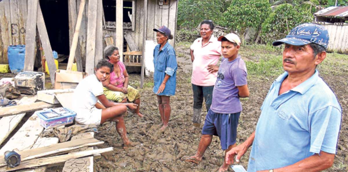 Las familias de Chontaduro apenas pudieron rescatar unos cuantos bienes, luego que el lodo invadi&oacute; sus casas. Foto: Luis Freire