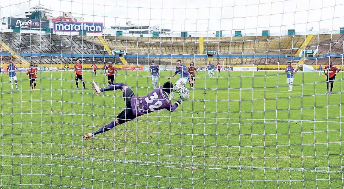 El portero de Deportivo Cuenca, Hamilton Piedra, detiene un penal durante un partido contra Deportivo Quito en el estadio Ol&iacute;mpico Atahualpa. Foto: Archivo / El Tel&eacute;grafo.