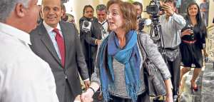 Roberta Jacobson lleg&oacute; al Palacio de Najas, edificaci&oacute;n donde funciona la Canciller&iacute;a, acompa&ntilde;ada del embajador estadounidense en Quito, Adam Namm. Foto: Fernando Sandoval / El Tel&eacute;grafo.