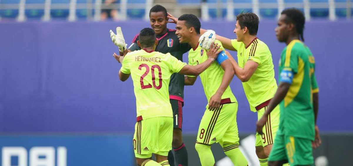 El arquero Wuilker Far&iacute;&ntilde;ez (atr&aacute;s) marc&oacute; de penalti uno de los 7 tantos con los que Venezuela dobleg&oacute; a la debutante Vanuatu. 