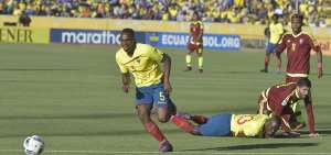El volante Renato Ibarra busca el bal&oacute;n durante el &uacute;ltimo partido que jug&oacute; con la selecci&oacute;n, ante Venezuela.