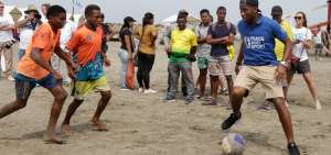El futbolista marfile&ntilde;o Didier&nbsp;Drogba&nbsp;(i) conduce una pr&aacute;ctica de f&uacute;tbol con un grupo de j&oacute;venes de las fundaciones Amigos del Mar y F&uacute;tbol con Coraz&oacute;n este domingo en Cartagena.