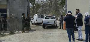 Veh&iacute;culos policiales y ambulancias ingresaron en la penitenciar&iacute;a para controlar y brindar atenci&oacute;n a los heridos.
