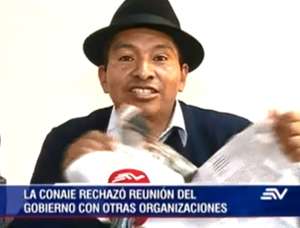 El titular de la Conaie, Jorge Herrera, en rueda de prensa rompi&oacute; un ejemplar del diario p&uacute;blico. FOTO: Captura de pantalla de noticiero de Ecuavisa