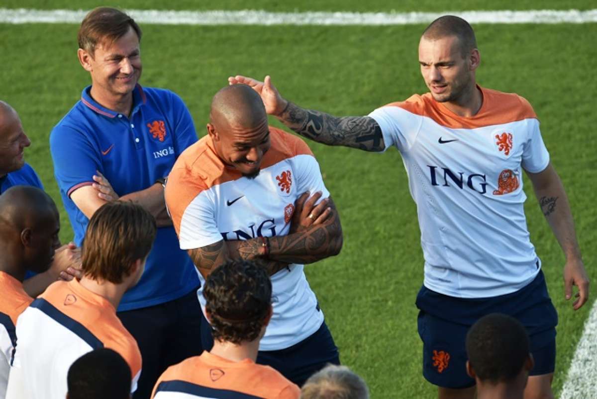 De Jong (c) fue animado por sus compa&ntilde;eros en el regreso a las practicas. Foto: AFP