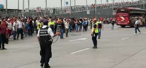 Trabajadores y usuarios de la Terminal Terrestre de Guayaquil evac&uacute;an el edificio.