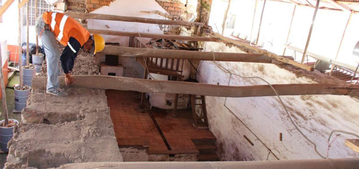 Treinta y cinco obreros y 10 t&eacute;cnicos laboran en las restauraciones del convento de San Francisco, en Quito.