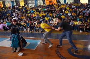 Los j&oacute;venes realizaron un dramatizado para explicar los riesgos que conlleva el consumo de drogas. Foto: Karly Torres / El Tel&eacute;grafo